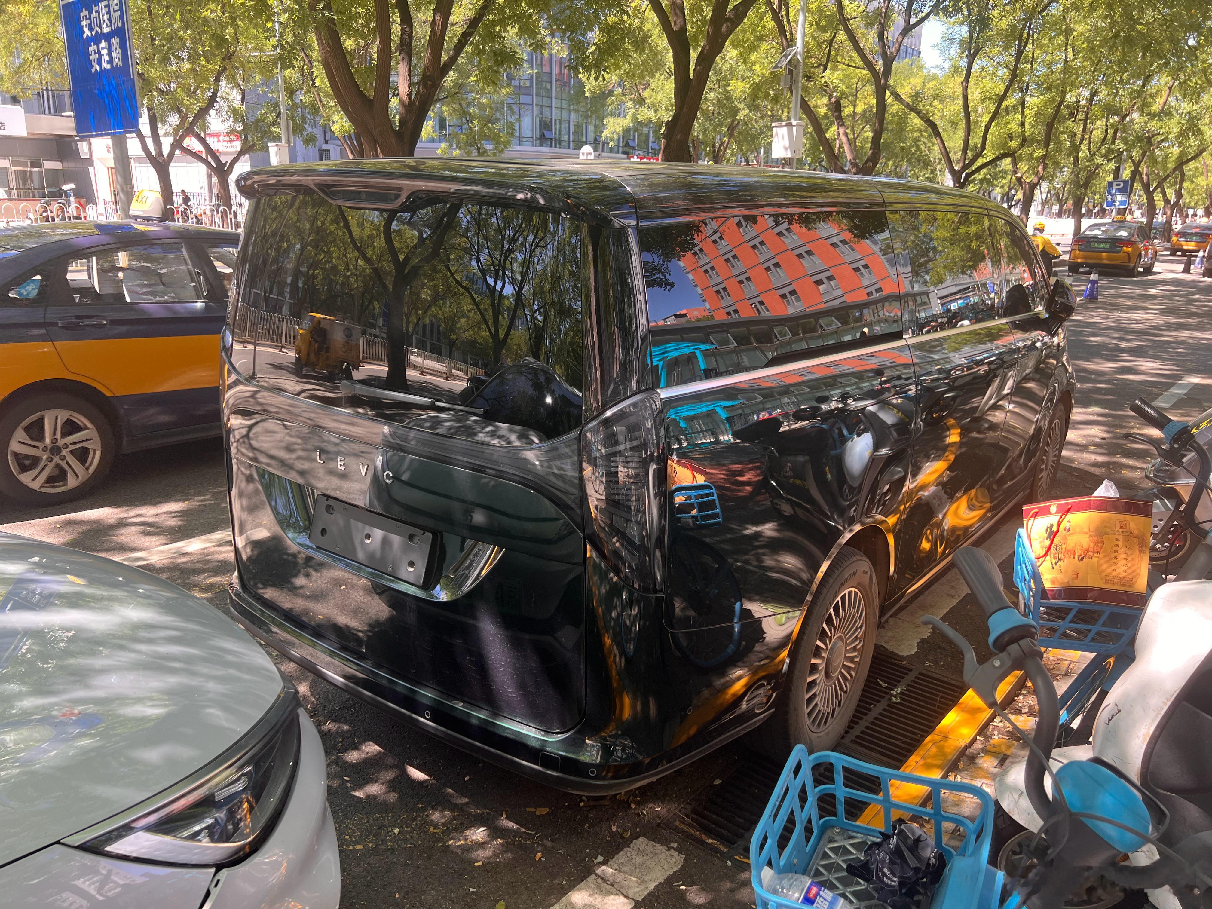 嚯！这不是那个吉利的LEVC什么什么380么！

我一直觉得这是个神车，它品牌定在有“伦敦出租车”的LEVC名下，车身比例明显是个Van，或者说厢式货车味儿很足，然后定位成豪华纯电MPV，卖很贵。

扑了[无聊]。

之后转到吉利银河名下叫V900，改为增程式，便宜了一些。我查了一下销量榜，4-7月正好卖了999 ​