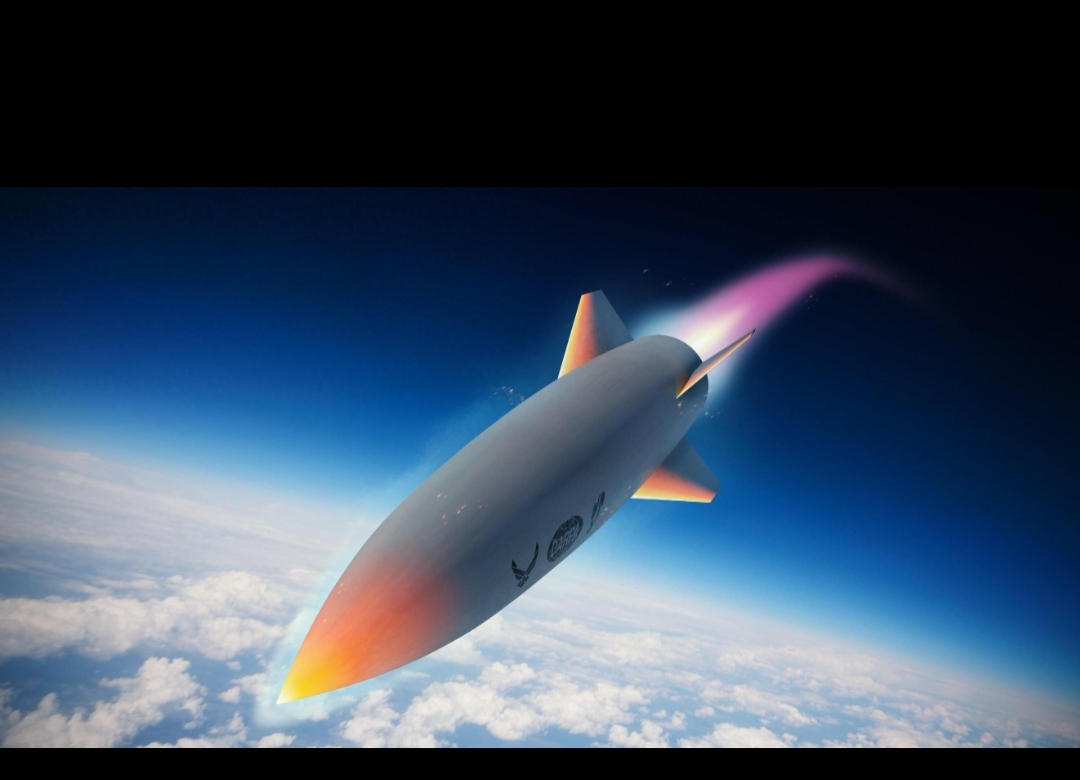 面对美国太空武器化，中国必须亮剑！

近期，美国加速推进太空武器化进程，不仅将太空视为新的战略制高点，更公然将矛头对准中国，企图通过太空军事优势压制我国发展。面对这一严峻挑战，中国绝不能掉以轻心，必须采取果断措施维护国家安全与太空权益。

首先，中国需高度重视美国太空武器化的现实威胁。美国已多次公开