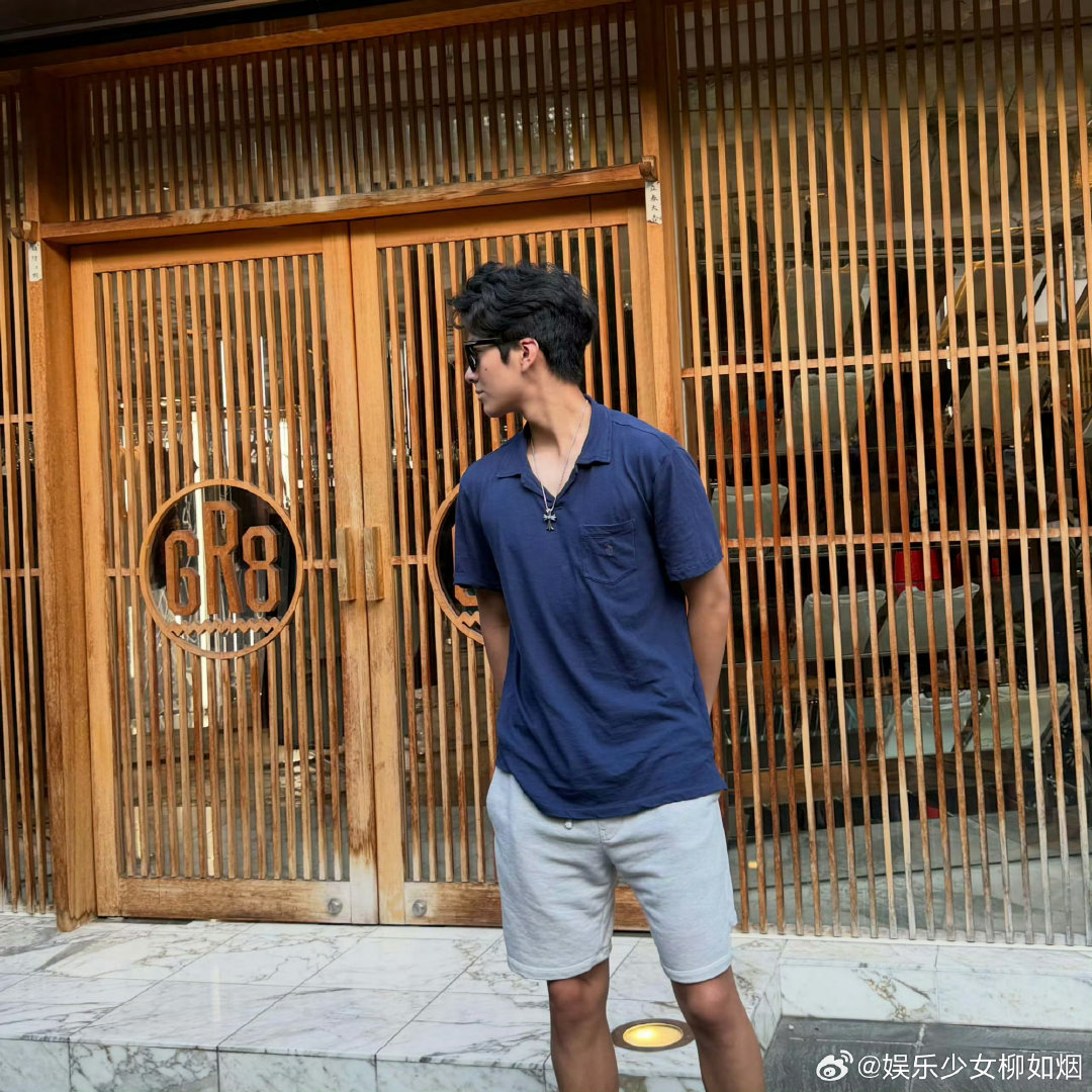 #新浪娱乐[超话]##大S外甥近照# 时光飞逝，当初大S十分疼爱的小外甥，不知不觉间，已经长成意气风发的少年了 ​