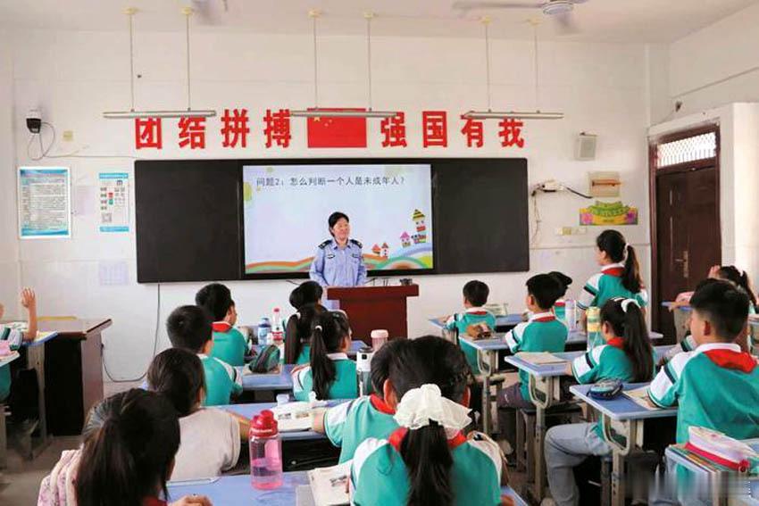 【矿山集街道开展校园安全教育宣传活动】9月8日上午，杜集区矿山集街道牵头组织司法所、宣传教育岗、文明创建岗工作人员走进辖区校园，联合开展普法教育、“扫黄打非”、《文明行为促进条例》主题宣传活动。

　　工作人员首先结合青少年身心发展特点和校园常见案例，用通俗易懂的语言，围绕未成年人保 ​