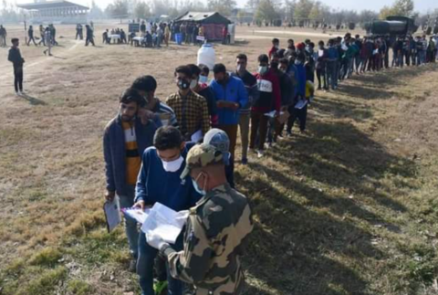 印度招募邊境安保人員: 3萬人參加 密密麻麻坐地上考試-圖2
