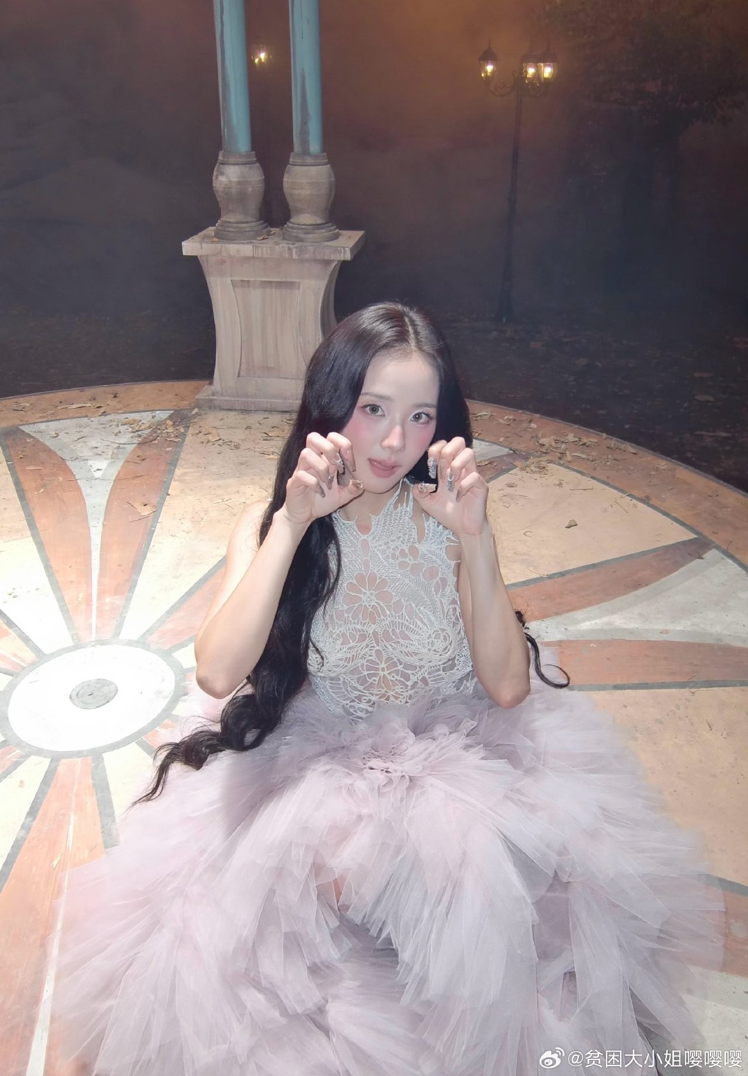 #金智秀晒花絮照#
很美萌的宝宝呀#金智秀jisoo新歌mv# ​