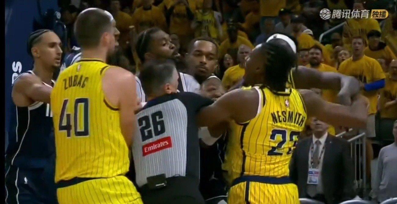 #独行侠步行者爆发冲突# NBA常规赛，独行侠vs步行者比赛进行中。
比赛第二节，弗拉格反击暴扣被内史密斯拉下，双方爆发冲突。最终判罚：内史密斯一级恶犯+技犯，马绍尔为弗拉格出头吃到技犯。 ​