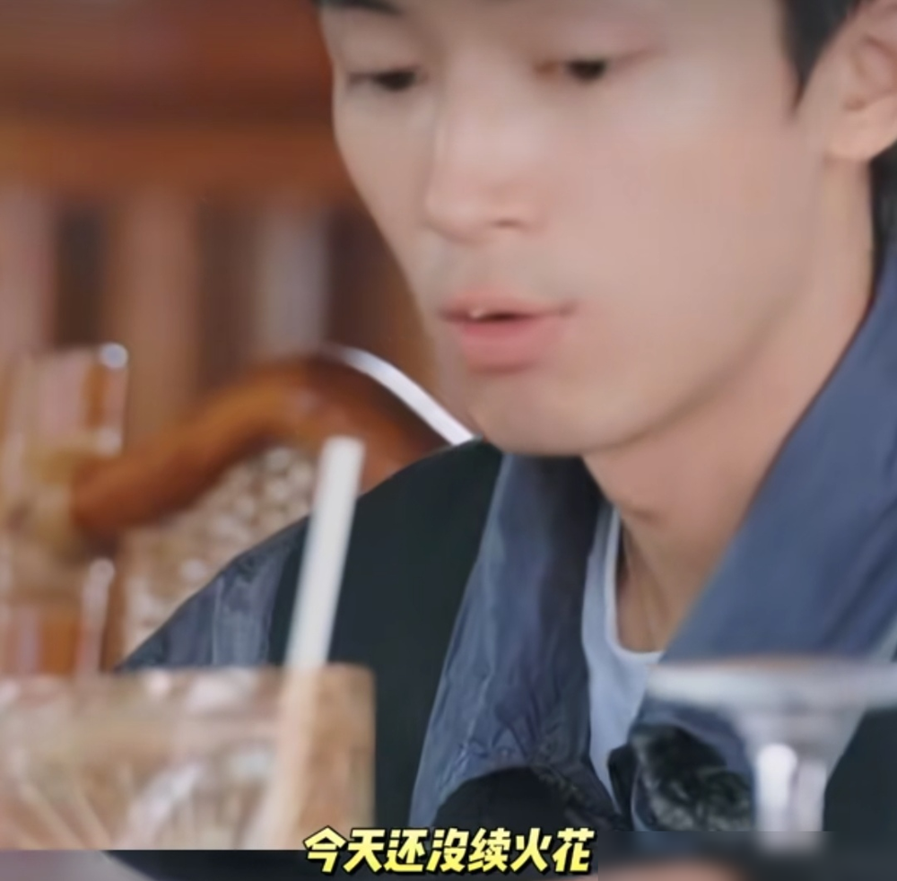 周冬雨被王星越一句话整不会了。
俩人聊到社交软件，王星越说他有个聊天火花已经续了26天，一天都不能断。
周冬雨懵了，问他火花是啥，跟谁续的。
王星越说就朋友啊，每天睡前他干一件事：找条视频，群发给所有朋友，就为保住那个火花标。
周冬雨听完直接反问一句：你是零零后吗？
一个真不懂，一个真当正