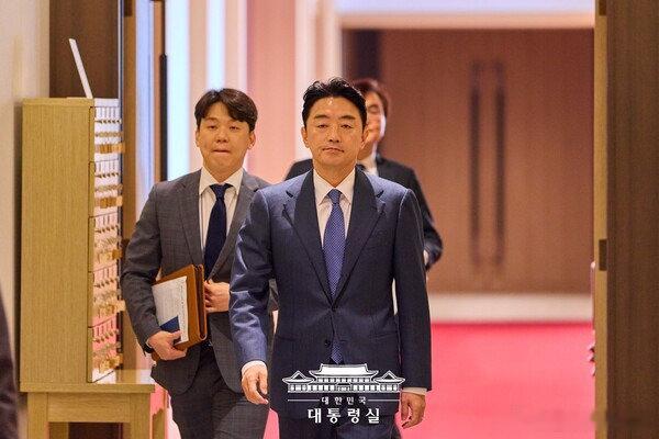 【青瓦台秘书室长姜勋植向李在明请辞】#韩国[超话]# 总统府青瓦台21日表示，总统府秘书室长（幕僚长）姜勋植当天向李在明总统提出辞呈。#NEWSPIM# ​