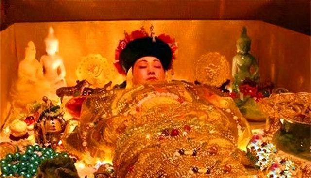 慈禧临死前一刻，太监看她马上不行了，赶紧给她喝了一碗海龟汤，吊着最后一口气，紧接着慈禧就封年仅3岁的溥仪当皇帝，随即死了，太监就拿出夜明珠含在她的嘴里，最后蒙上一块白布。

1908年11月的中南海，深秋的寒意裹着沉郁的气息漫过宫墙。执掌晚清权柄近半个世纪的慈禧太后，正走到生命的最后关口；短短两天内