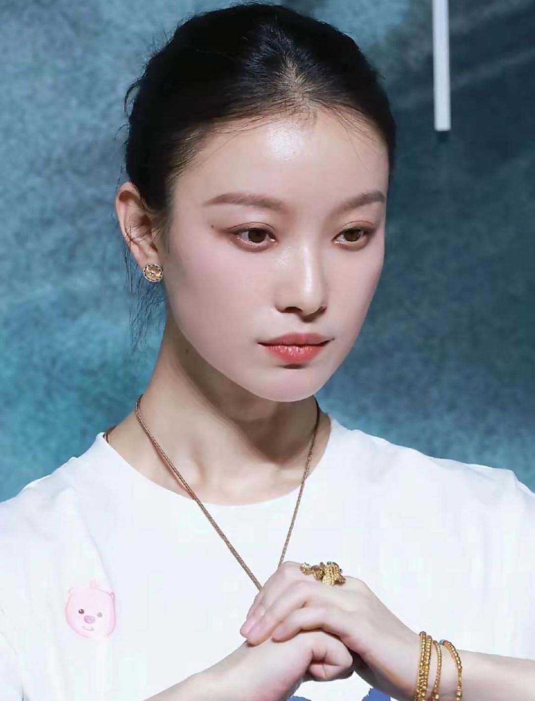 我表妹亲眼偶遇过倪妮，回来跟我说的大实话，直接把我听懵了！
原来倪妮的真人，和电视上完全是两种感觉。
我们平时在荧幕里看她，都是清冷高级、气场全开的御姐范儿，本以为现实里也是高冷疏离的性格。没想到线下的倪妮，妥妥的温柔甜妹！特别爱笑，笑起来又干净又好看，亲和力直接拉满。
 最圈粉的是她的性格，超级随