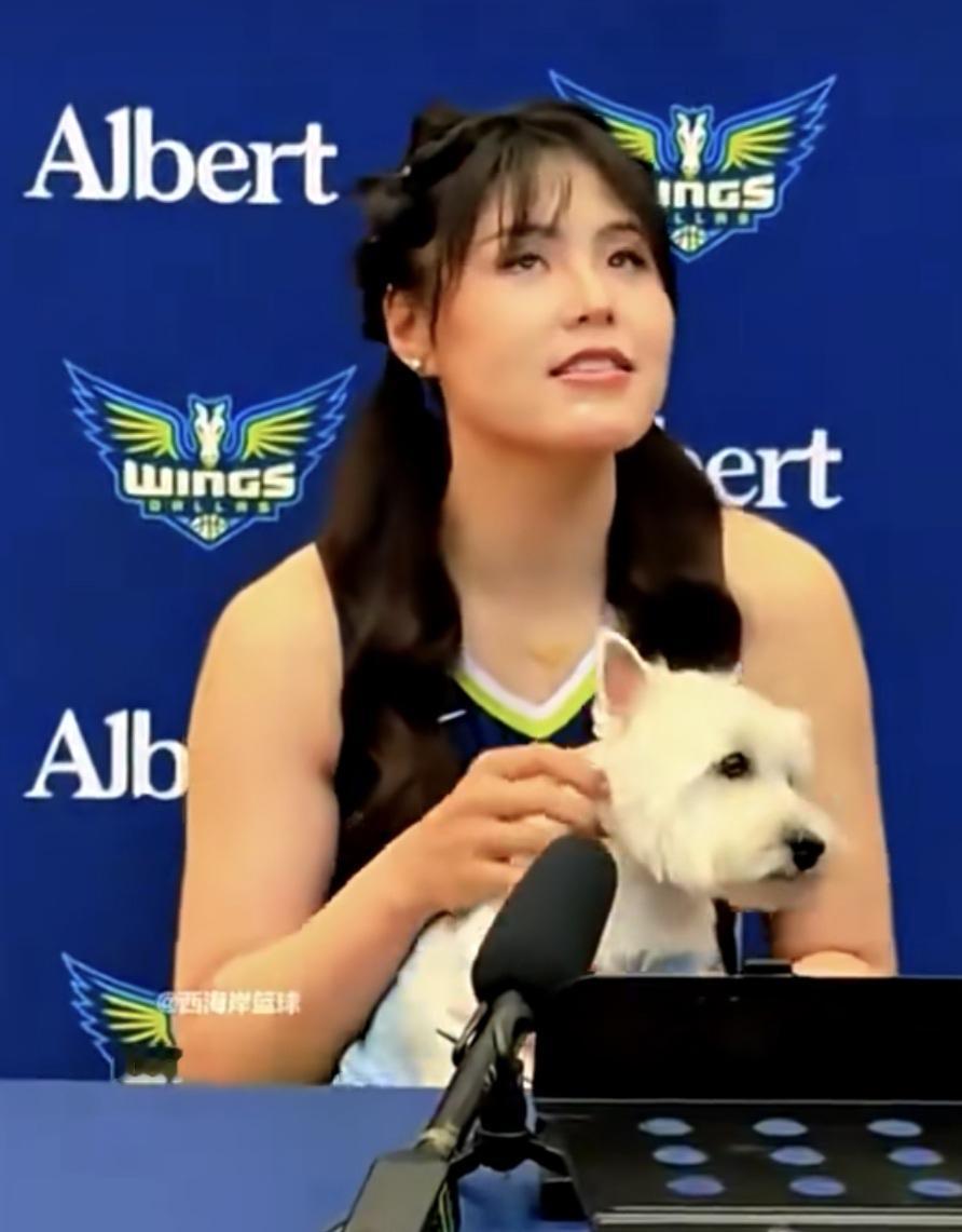 李月汝 在国外参加比赛， 赛后用英文接受采访， 还谈到了她领养两年的小...