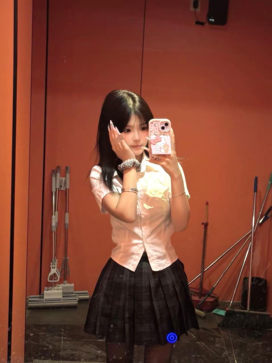 她穿着miniskirts 好像宁艺卓站在这