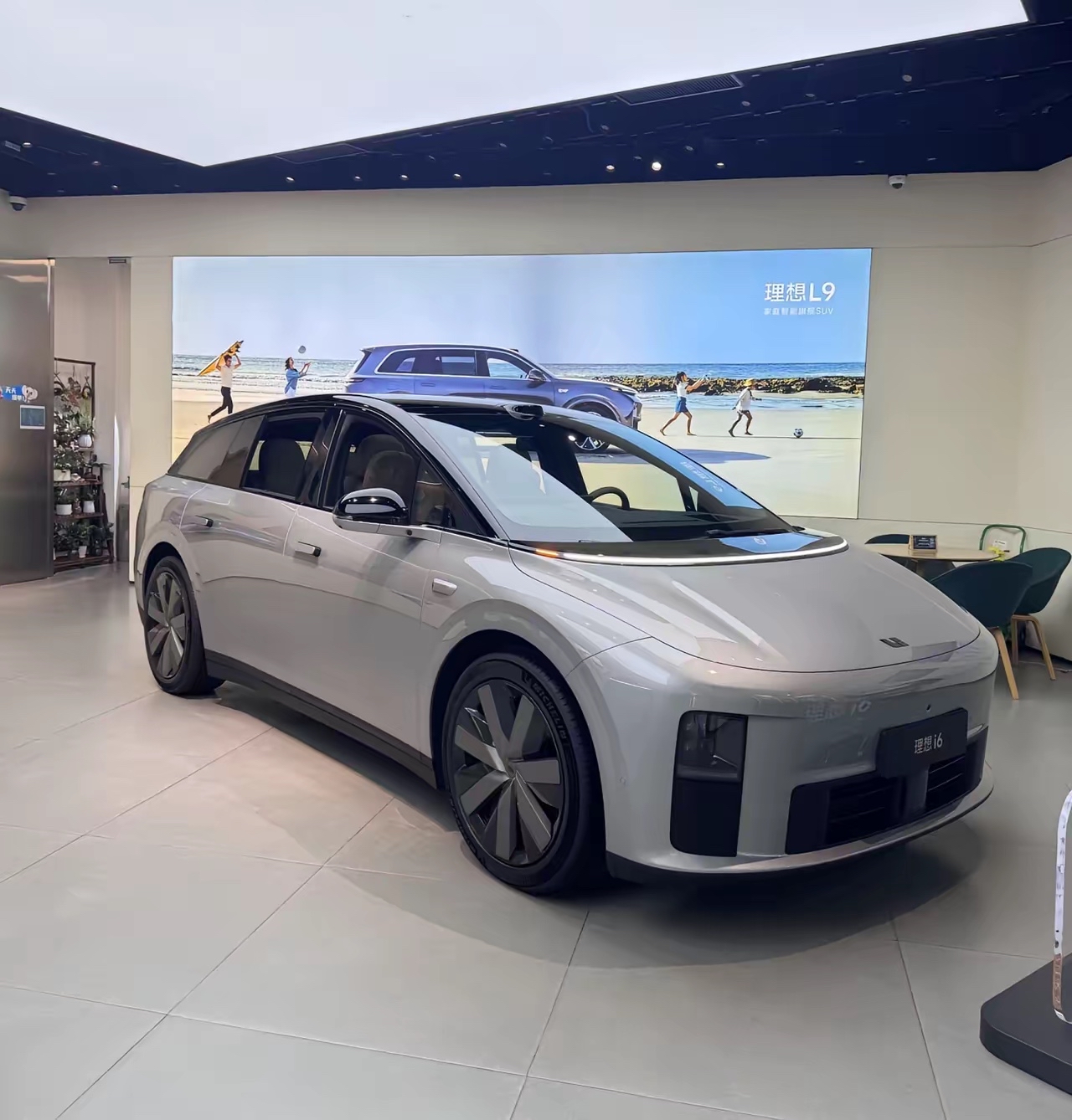 为什么很多人把理想I6和特斯拉model Y 放在一起对比呢？前者是中大型SUV，车长5米，轴距3米，后者中型SUV，车长4米8，轴距2米8，根本不是一个级别的，对比有什么意义呢？