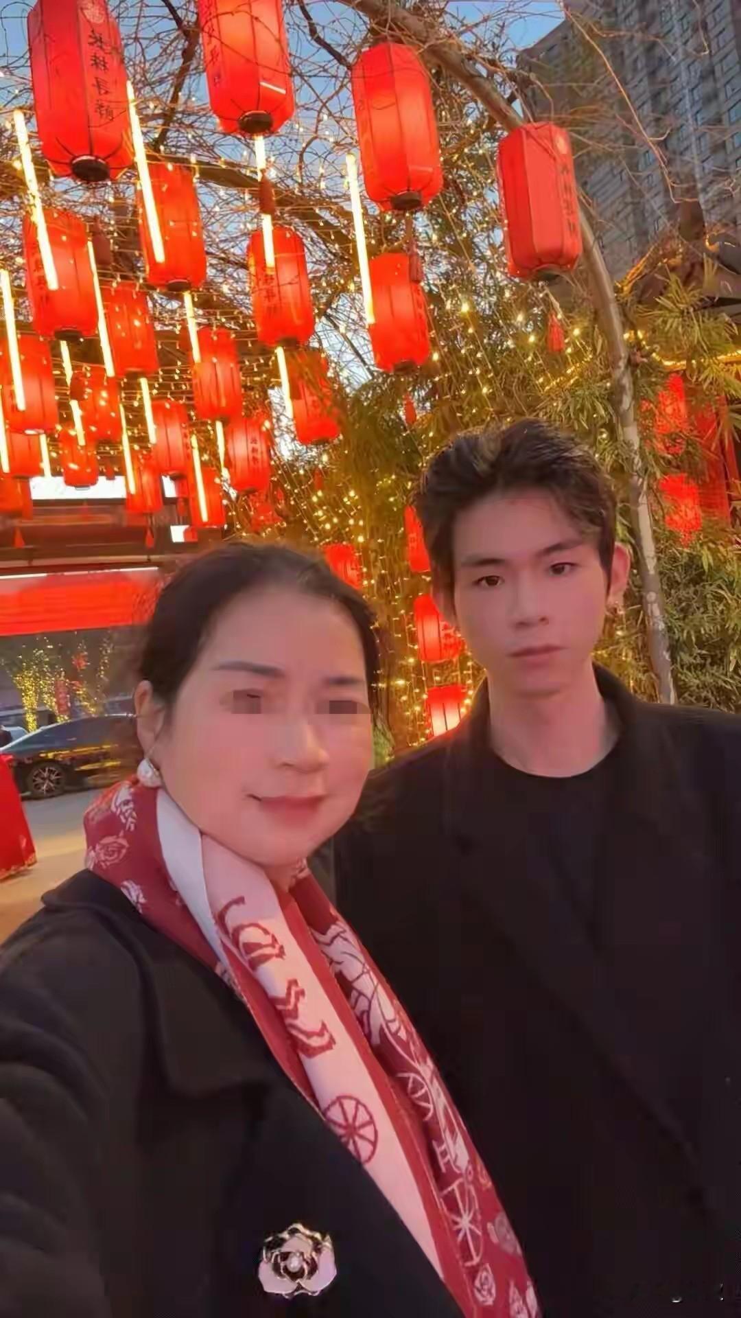 长沙这天，23岁的柯鑫永远留在了初秋。

一场车祸，让这位懂事的年轻人脑死亡。在湘雅三医院，妈妈安女士做了一个决定：捐献孩子全身可用器官。

“下辈子别做我儿子了，跟着我太苦了。”


这句告别，听得人心里发酸。单亲家庭长大的柯鑫，一岁多生父就走了，母子俩相依为命。为了省钱，他没去江苏找妈妈，留在长