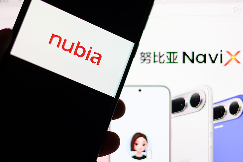 豆包手机正式开售，AI手机值不值得入手
 
努比亚NaviX Ultra，大家口中的豆包手机，已经正式发售了。开售之前预约量就冲到几十万。不少人都在疑惑，AI智能体手机到底是不是噱头。
 
一、核心亮点
最大卖点就是深度适配的豆包AI助手，支持连续对话，一句话下达指令，帮着处理不少手机操作，还有独立