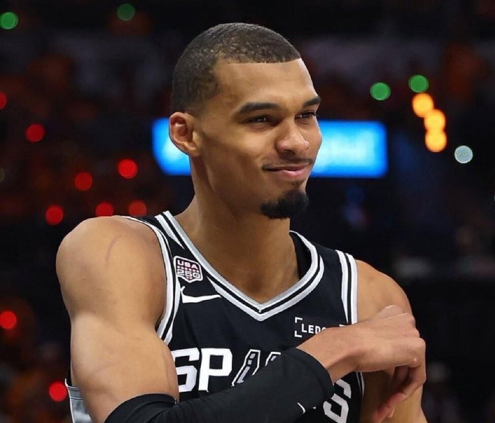 这段关于文班亚马“夜店风波”的报道，信息源头来自《second_harden_spurs_haber_》。
击败火箭后文班亚马现身夜店，次日球队便不敌黄蜂，这一连串事件被曝出后，瞬间引爆了舆论。要知道，这并非马刺队史头一遭，此前名宿伦纳德也有过类似传闻，如今文班亚马似乎也走上了这条路，难免让人将其与