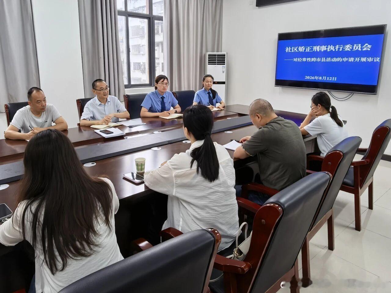 #鄂检新闻#【 按时返回和门店救急，曾经只能二选一】“今年暑假，襄阳、十堰多家门店营业额同比增长12%。”近日，社区矫正对象张某向回访的襄阳市樊城区人民检察院检察官报了喜。2026年3月，他因刑事犯罪被判有期徒刑九个月、缓刑一年，在樊城区接受社区矫正；作为襄阳、十堰多家实体门店的实际负责人 ​