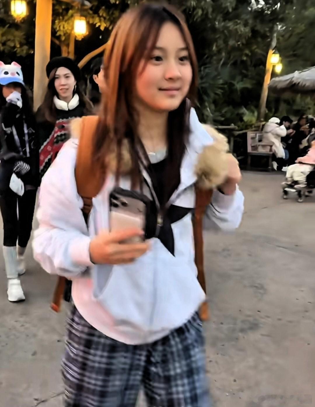 13岁甜馨游乐园吃胖了，脸像贾乃亮，自己背双肩包太接地气 ​