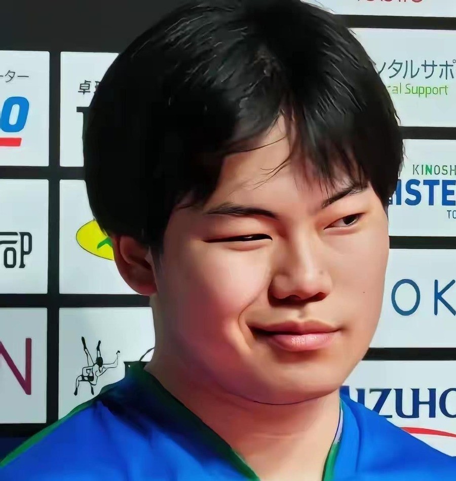 松岛辉空19岁拿下两座大满贯男单冠军，世界排名冲到第一，但赢球后脸上看不出任何情绪。
2026年7月5日，美国大满贯男单决赛，他4比2赢了西多连科。两个月后中国大满贯，他又赢了。颁奖仪式上他站在冠军位置，脸上没有哭，没有笑，没有挥拳。中国球迷给他起了个外号，叫“少爷”。
这个“少爷”的底子，不是装出