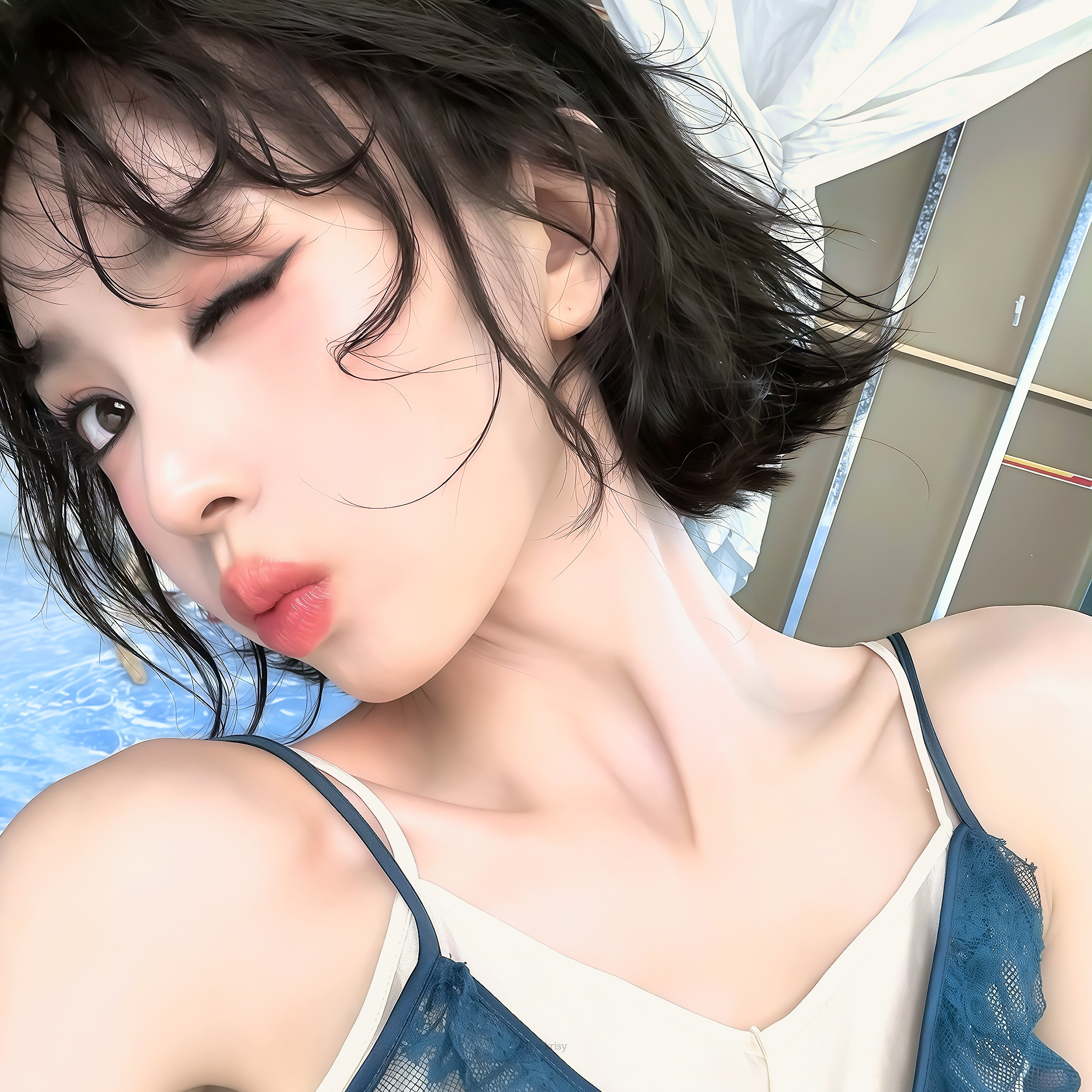 田曦薇🧊⚓️🫧

#田曦薇短发半湿造型# ​