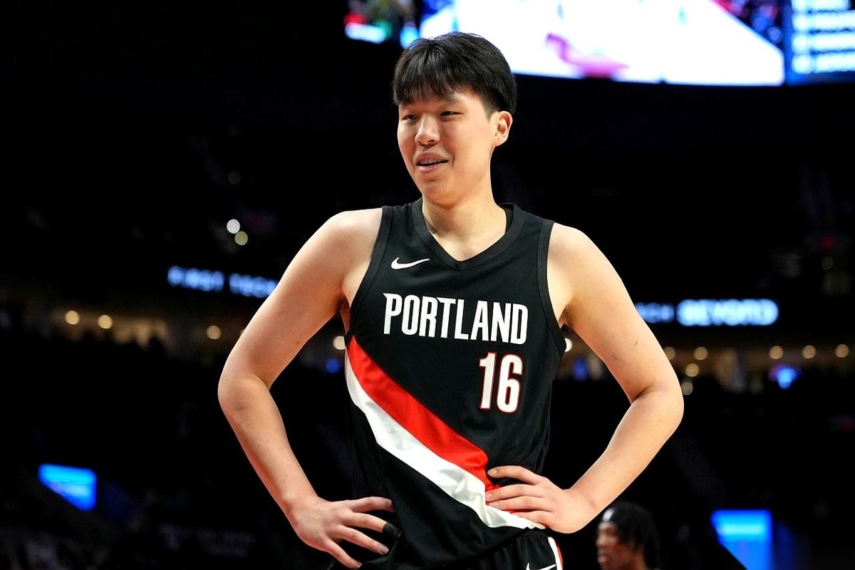 一张网传的NBA新赛季亚洲现役球员薪资单，直接把竞技体育的残酷剥开了给人看。同是去大洋彼岸的篮球最高殿堂打工，有人一年稳稳揣走2500万美元，有人只能捏着35万的碎银子搏命。
站在金字塔尖的，是清一色的澳大利亚军团。老鹰队的丹尼尔斯和公牛队的约什基迪，两人毫不客气地拿下了2500万美元的同等高薪。连