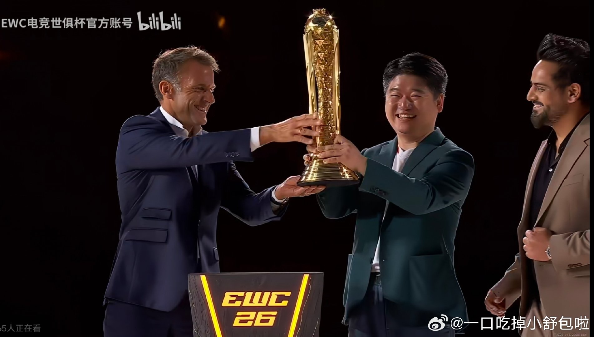 #AG超玩会[超话]# 
马克龙亲自颁奖，乐可登脸都笑烂了。
700w刀俱乐部奖金到手，对你各分部的选手好点呗。 ​