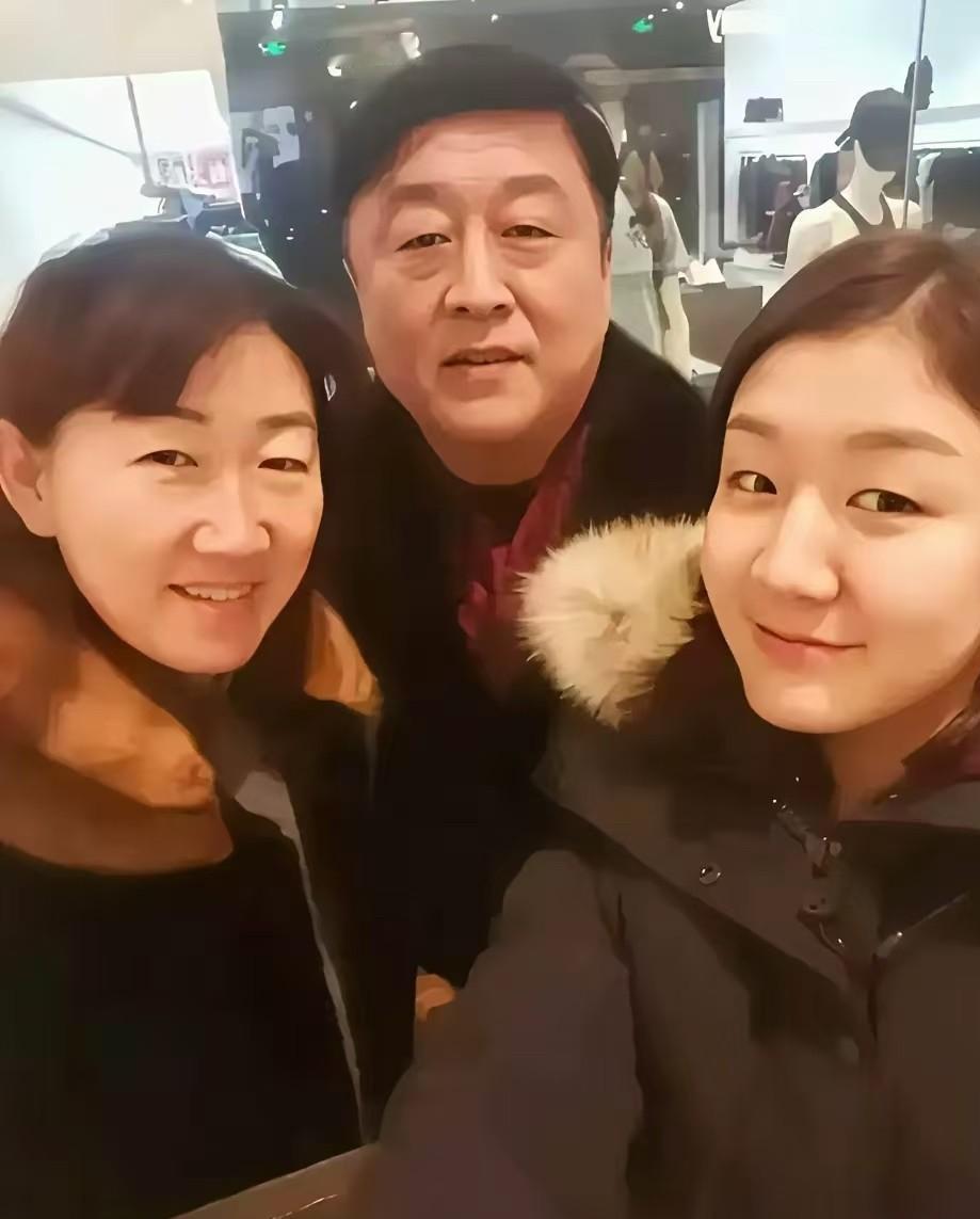 当年多少人不看好搞体育的跟搞文艺的结婚，如今回头看田亮叶一茜、邹市明冉莹颖，脸都被打肿了。
换作普通人，一年三百天见不着面、天天封闭集训，这段感情大概率早就吹了。
当年他们刚公开那会儿，网上全是冷嘲热讽，觉得两边圈子差得十万八千里，根本不是一路人，迟早得分。
结果这么多年过去，田亮闺女森碟长成
