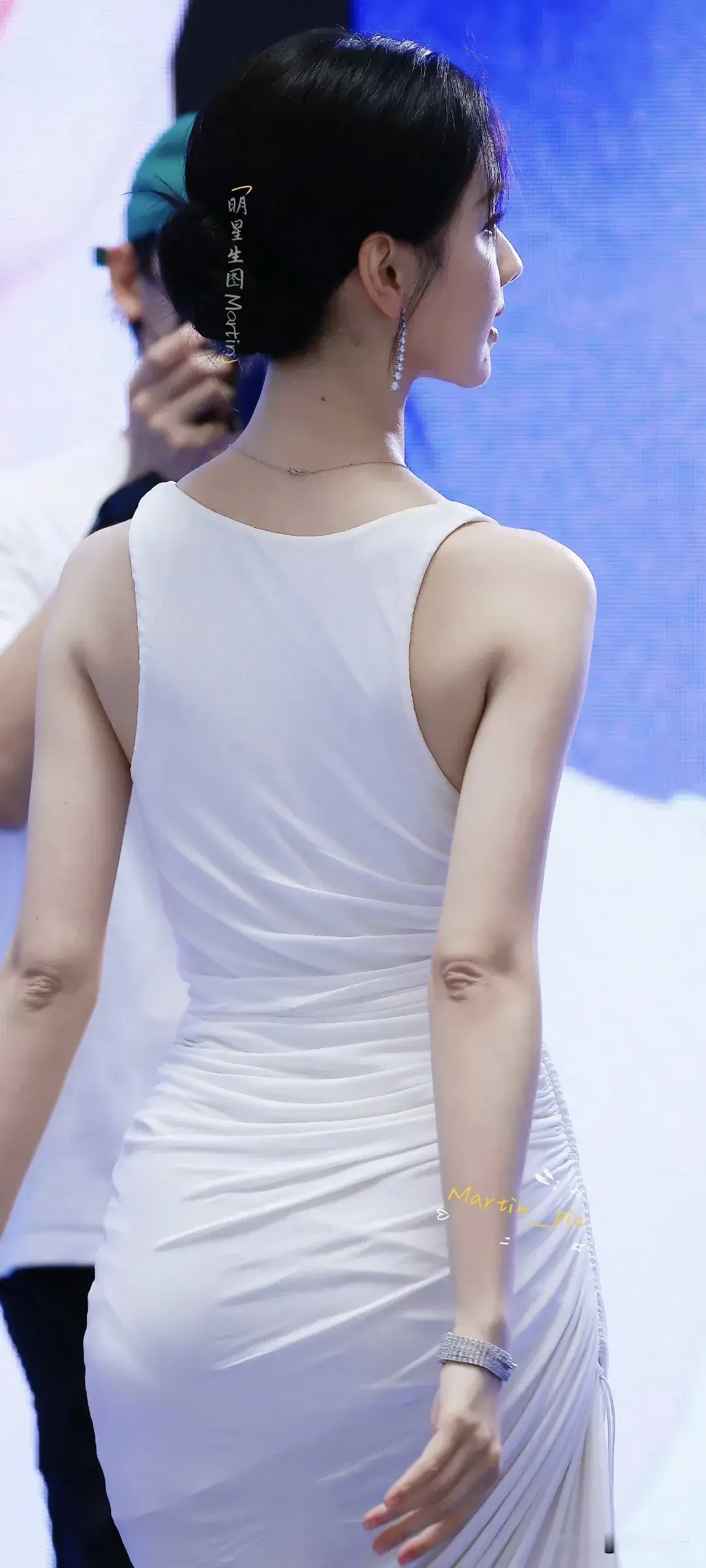 背身回眸太美了~ 腰臀比拉满了[awsl][awsl]