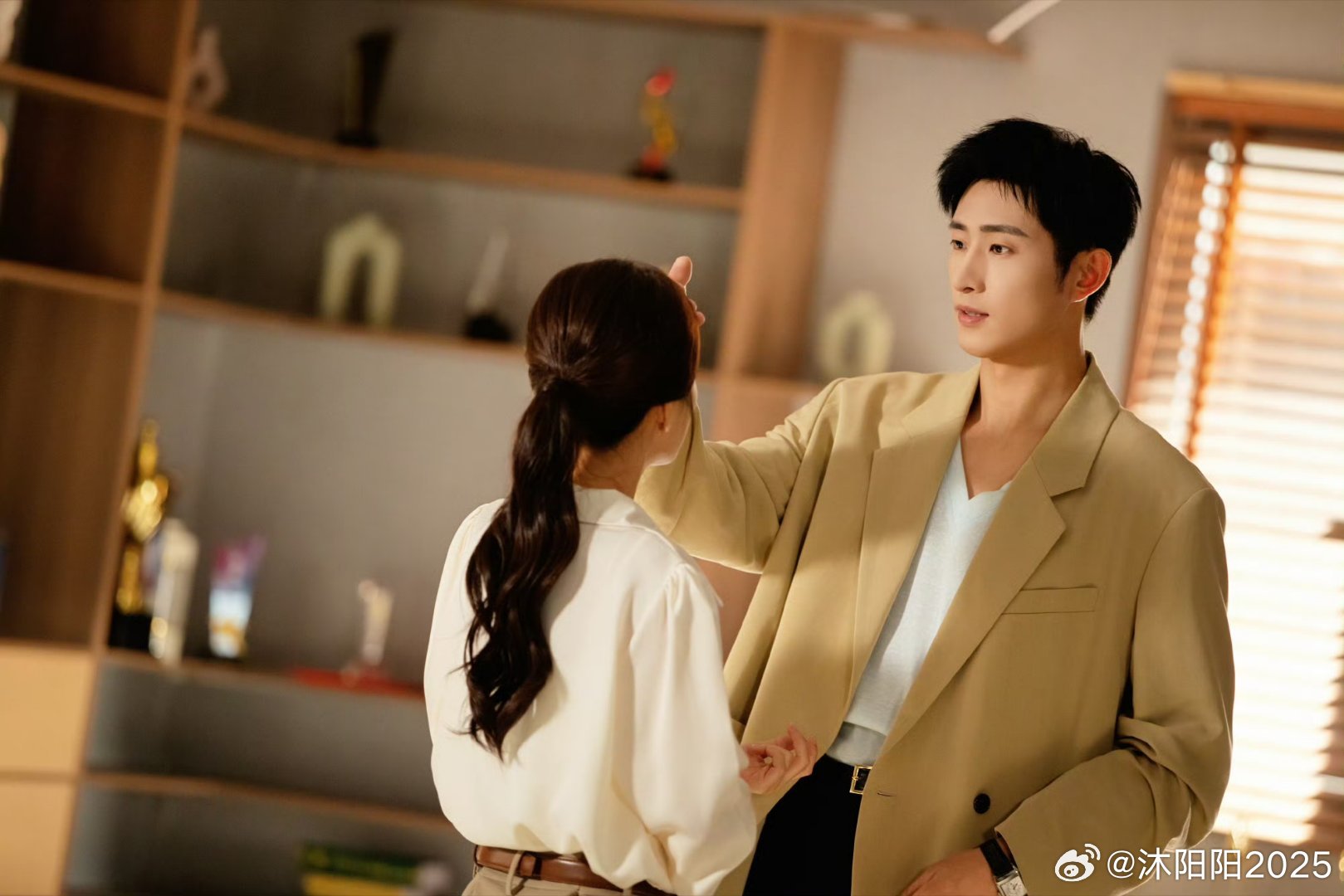 #王凯沐[超话]#💙 #王凯沐# 《禁止闪婚，雾散归栖时》8月21日00:06准时开播✨王凯沐饰演宋庭西，一身白大褂，外表克制清冷，心底藏着细腻柔软。以层次化的演绎，演绎一纸契约开启的隐婚故事，解锁成年人彼此治愈的温柔爱情，静待宋庭西赴约。 ​