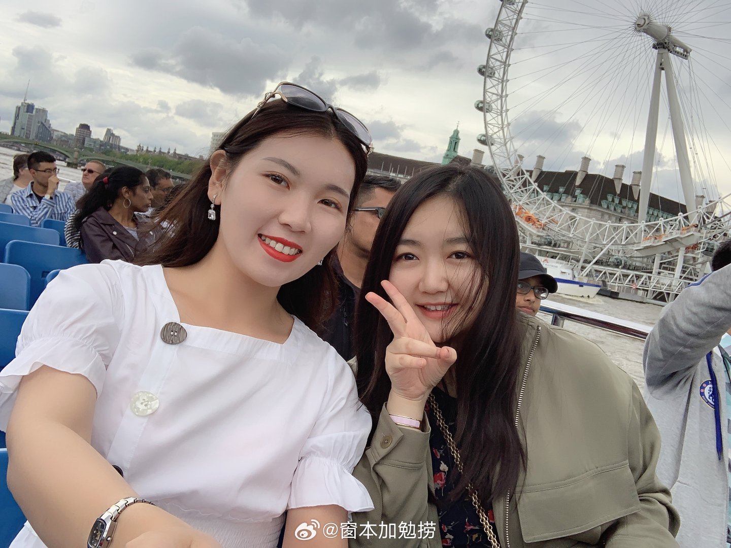 好多年前了，我去英国暑期学校，有几天带队的是一位正在帝国理工读博的学姐。合照发给家人时，我那读书不算多，但十分爱国的姥姥：“这么崇洋媚外呢孩子！英国就说英国，别到了那边就帝国上了！”[笑cry][笑cry]
#寇振海儿子考上帝国理工学院# ​