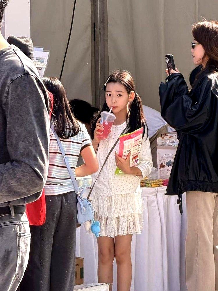 没保镖没口罩，董璇就这么牵着女儿挤在望京韩国美食节的人群里。

路人生图直接怼脸拍，十岁的小酒窝个子窜得老高，甚至比妈妈还显眼。女儿指着想吃的东西，董璇立马掏手机扫码，一路有说有笑，完全没把自己当明星。

其实最服气的还是她的清醒。小酒窝十岁生日局，高云翔带着爷爷奶奶全员出席，离了婚没撕破脸，还能为