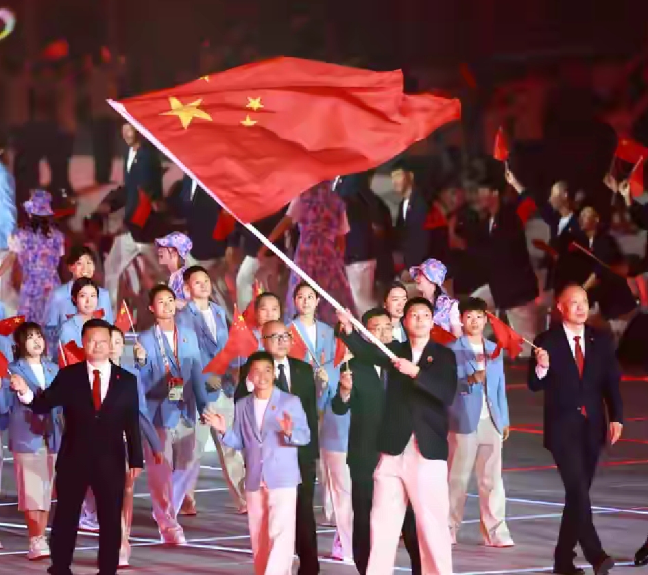 中国代表团亮相亚运会开幕式，为中国亚运健儿加油！