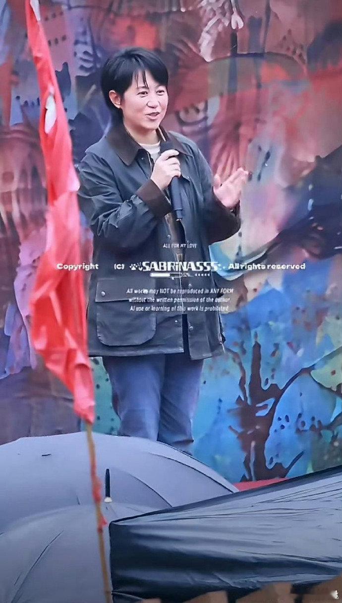 马丽《扫鼠岭》正式开机，短发女警造型一出来，喜剧女王秒变硬核刑警。 别人演女警靠帅，她靠眼神就能把人盯得不敢撒谎。 白客那边还藏着连环旧案的悬念，这俩凑一起，感觉悬疑感已经先拉满了。
#马丽扫鼠岭造型##马丽演女警##扫鼠岭开机# ​