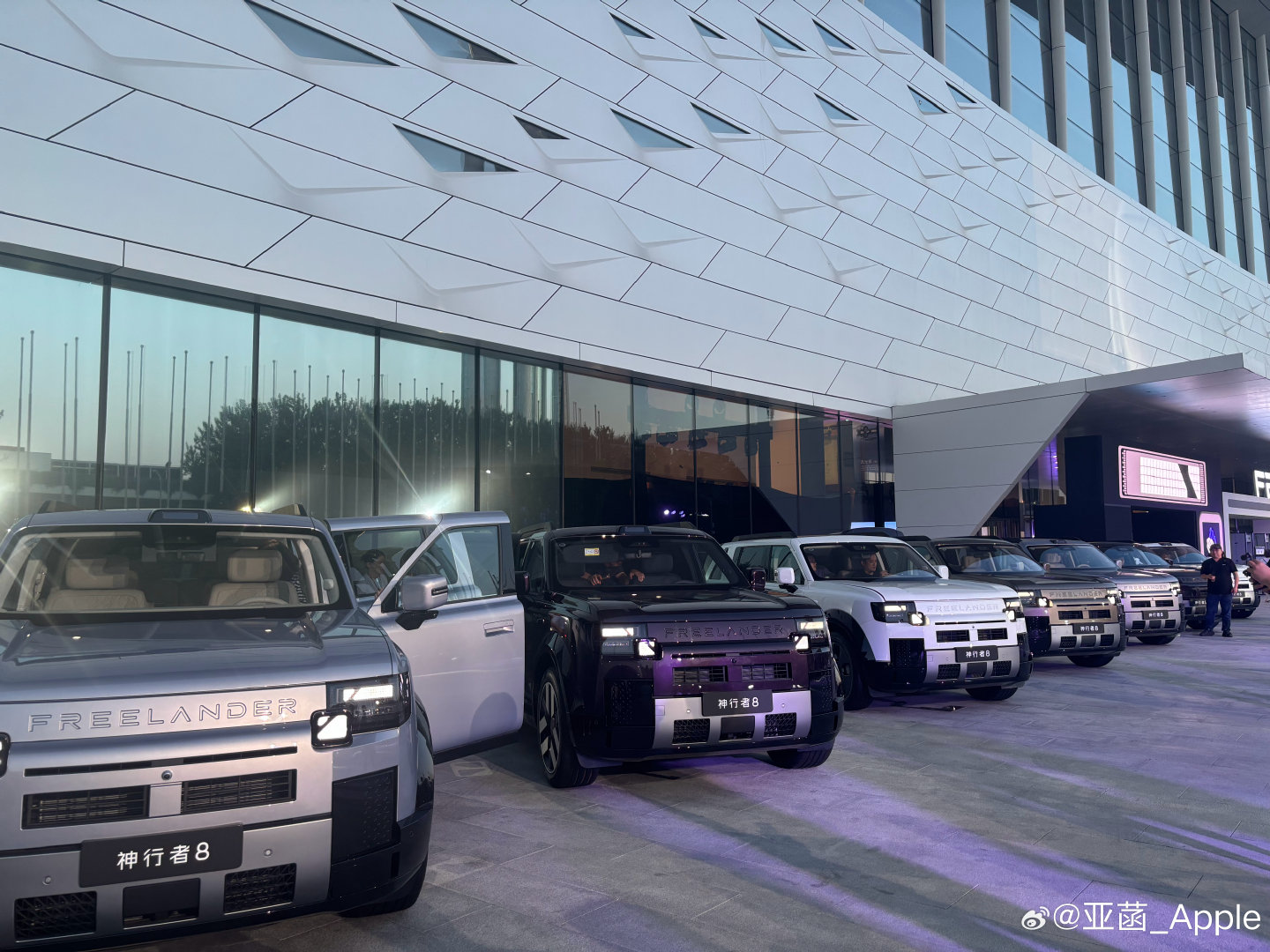 #奇瑞捷豹路虎神行者8盛大上市# 前方同事发来现场图[点赞]期待一下价格 ​
