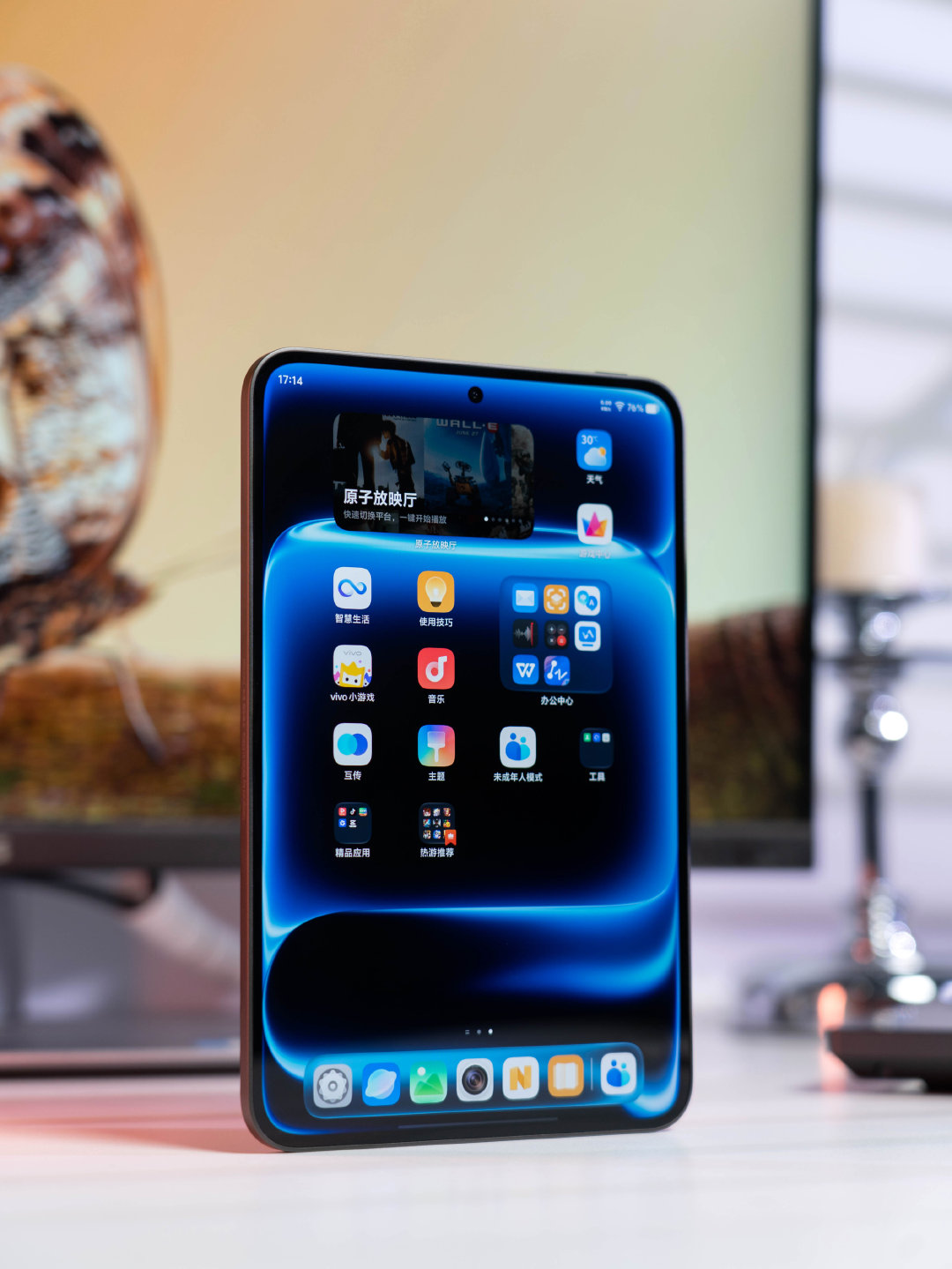 iQOO Pad Ultra 8.8 英寸、165Hz OLED、内置主动风扇散热，长时间打游戏不发烫掉帧，是重度手游党理想的电竞小平板。 ​