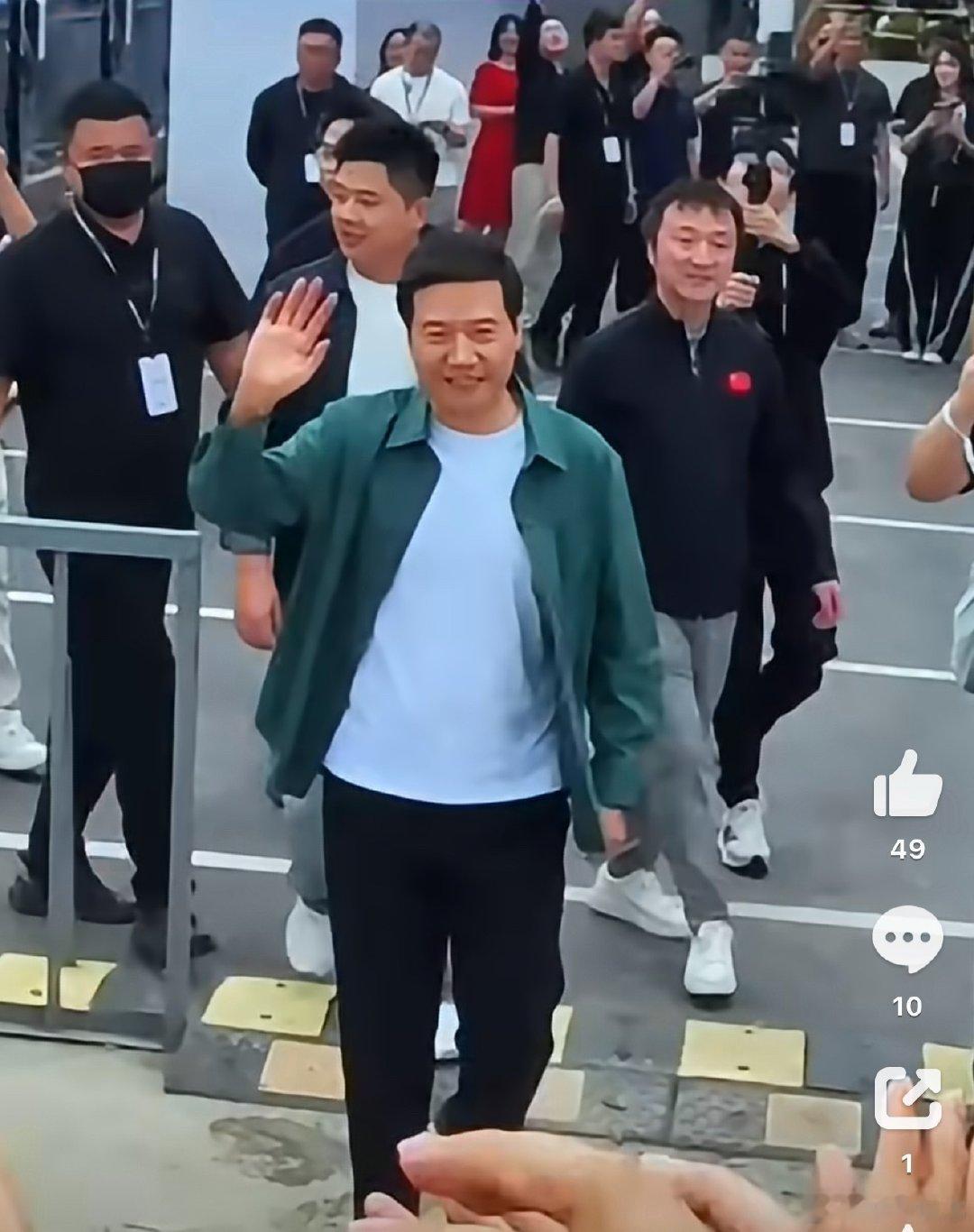 #苏超给雷军配的BGM#雷总看苏超笑发财了！专属BGM竟是“啊，是关中王来了”。不坐VIP偏挤普通看台，挥舞加油棒高兴得像个孩子。白天开挖掘机，晚上当“关中王”，这接地气的整活能力，车企圈真没第二人！#雷军来看苏超了# ​
