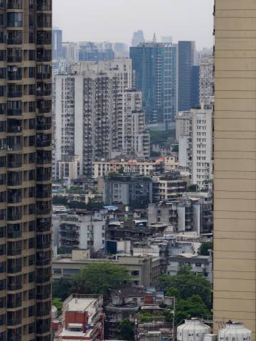 阴天，白云宾馆30楼东西向走廊的视角。西南小北路，西面环市东路，西北白...