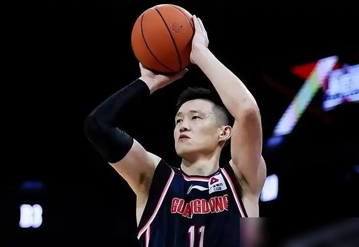 杜锋笑着喊徐杰杰哥，转头却把周鹏当成了空气。
10月12日宏远出征，杜锋以总教练身份亮相，挨个找年轻人握手，拍拍张皓嘉肩膀，逗得胡明轩直乐。
可刚回归的功勋老队长周鹏，就站在几步开外。两人近在咫尺，全程零交流、无互动，连个客套的眼神都没给。
外界传得沸沸扬扬，双方至今一声不吭，连场面上的辟谣都