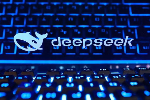 DeepSeek开源推理框架DeepInfer，AI算力成本有望大幅降低
	
10月20日，国内人工智能公司深度求索（DeepSeek）通过官方微信公众号宣布，正式将其内部推理框架DeepInfer开源，旨在帮助广大开发者和企业以更低成本部署和运行大规模AI模型。
	
DeepSeek方面表示，大模型的能力边界虽然由模型自身决定，但如何以合理成本向用户提供超大规模模型服务，很大程度上取决于推理框架的效率。推理框架负责统筹调度整个算力集群，其运行效率直接决定了AI服务的算力成本与电力消耗。
	
此次开源的DeepInfer框架整合了多项先进优化技术，包括分布式推理、推测解码以及缓存复用等。这些技术能够显著提升模型处理请求的速度，同时有效减少重复计算，从而更充分地利用芯片算力资源。
	
在硬件适配方面，DeepInfer开源版本已支持英伟达SM100图形处理器和华为昇腾950平台，覆盖了当前主流的AI算力硬件生态。该框架目前可运行DeepSeek旗下的V4.1 Flash模型。根据官方...