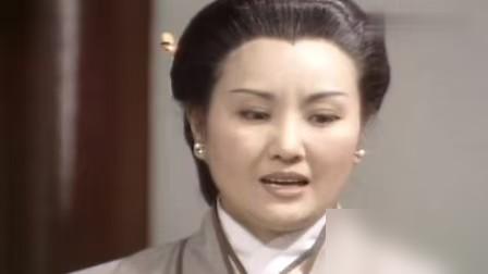 骂赵雅芝叶童“显老”的人，怕是不知道当年她们才多大。
赵雅芝演白娘子，38岁。叶童反串许仙，29岁。正当年。一个端庄到骨子里，一个清俊得像画里走出来的。那时候观众追剧，追的是白素贞的痴、许仙的憨，谁盯着脸数褶子？
几十年后。叶童一头白发，碎花衫，不染不遮，出门给朋友庆生，笑得松弛。赵雅芝72岁，