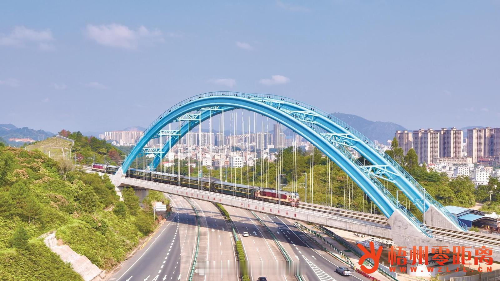 【#距离年内开通运营目标再近一步！南珠高铁玉林北至岑溪东段启动联调联试#】9月11日8时，55009次综合检测列车从玉林北站驶往岑溪东站，标志着南珠高铁玉林北至岑溪东段正式启动联调联试，项目进入工程验收关键阶段，为年内开通运营奠定基础。   #点赞梧州# ​​​