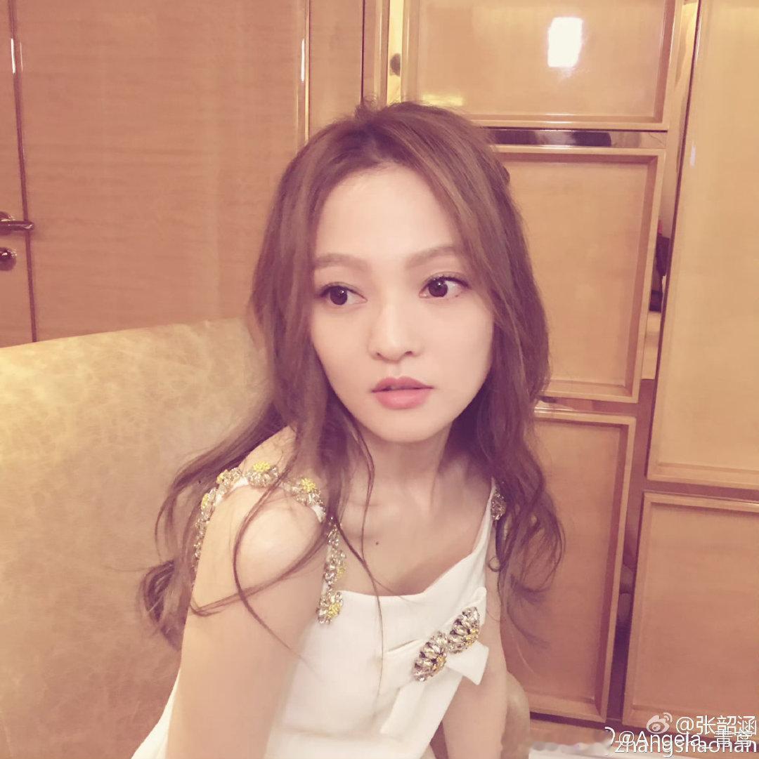 #张韶涵[超话]# 考古一下！早期的涵真的好萌好美(˵>ㅿ