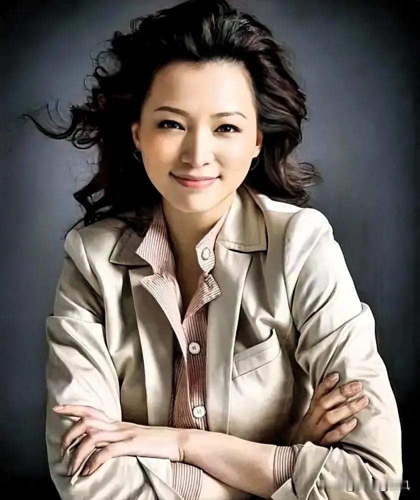 董卿说：两口子过日子，不需要多富有，只要简简单单，平平安安，彼此信任...