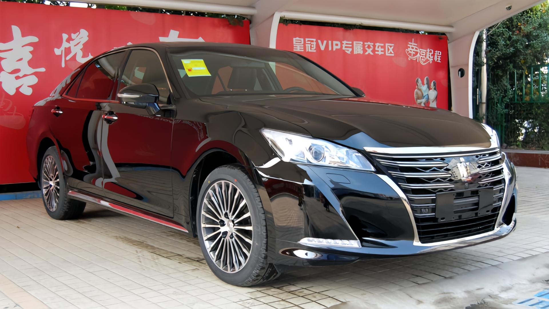 一句话总结：皇冠胜在省心、维修便宜、故障率低；奥迪A6贵在豪华面子、保养配件贵、电子件多，老车容易有小毛病
 
✅丰田皇冠（14代皇冠为主）
 
1. 燃油：加92号油就行，综合油耗8-9L，油费压力更小
​
2. 保养：外面修理厂小保养400-600，配件流通量