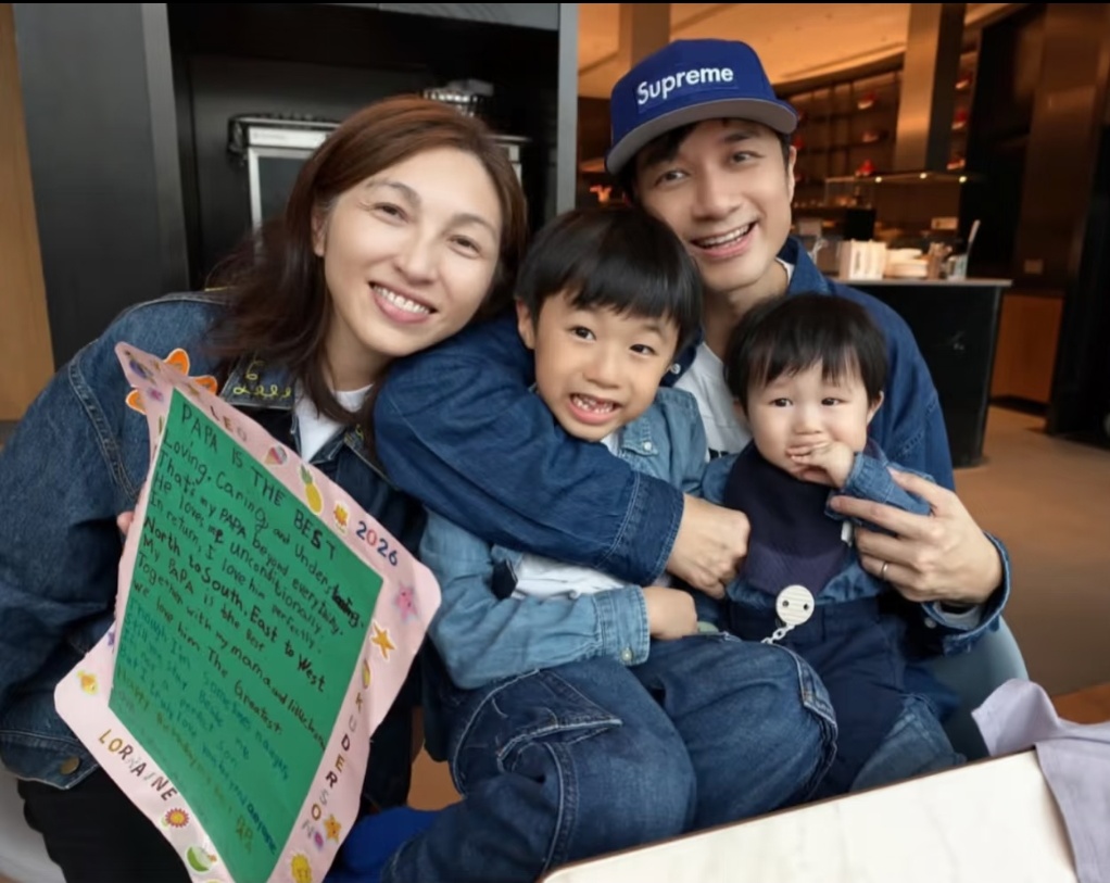 52岁生头胎，57岁又抱上儿子。古巨基老婆陈韵晴，这是把产房当成了另一个战场。

有人说她太拼，可了解她的人才知道，这女人这辈子，一直在“赌”。

1968年出生，比古巨基大4岁。1993年，古巨基刚转型歌手，她是被派过去的助理。那时偶像要立单身人设，她就用Lorraine这个名字，藏在他身后，一藏