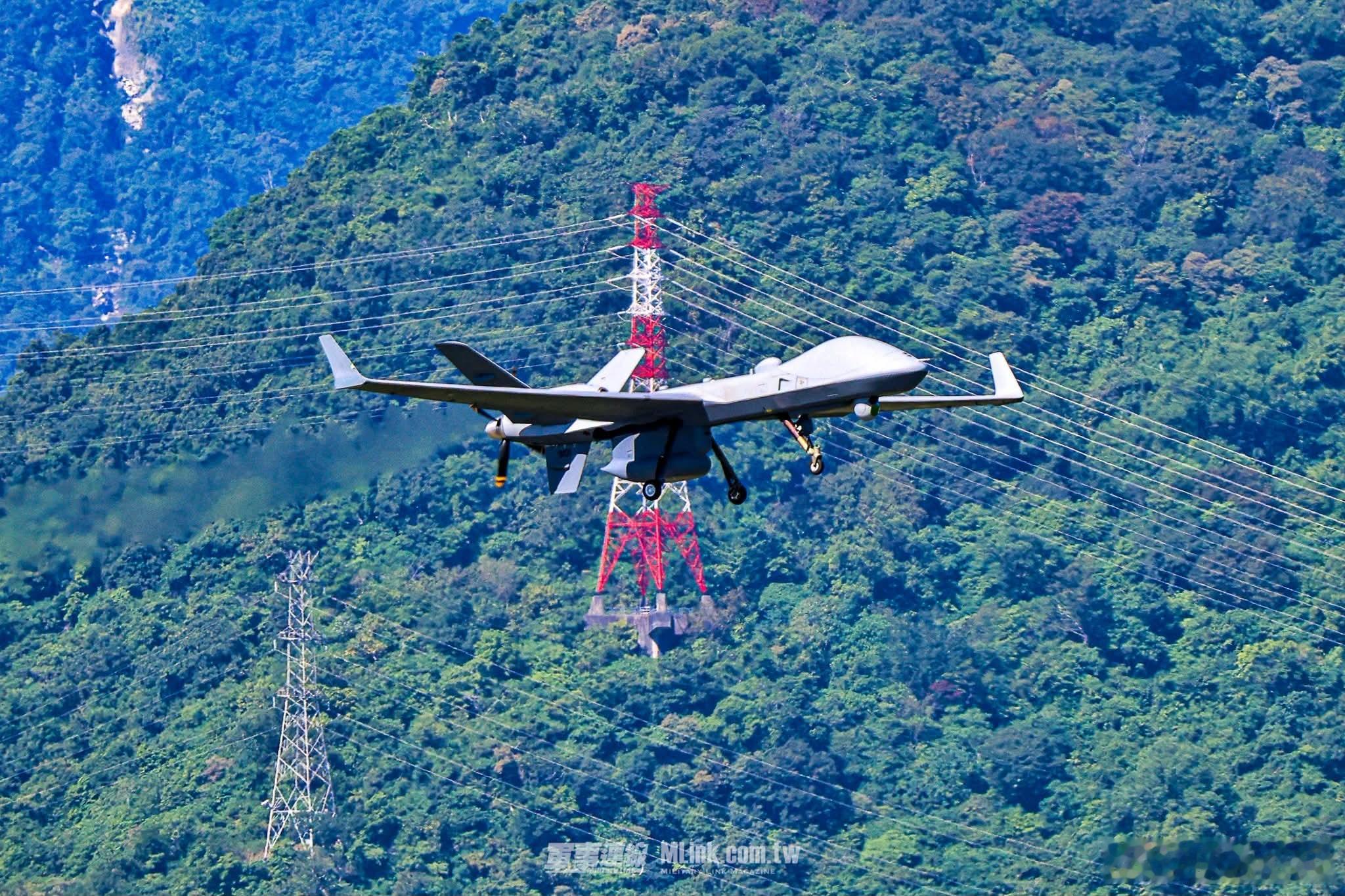 台灣軍購MQ-9B首飛！高空偵蒐戰力正式跨入新階段

台灣向美國採購的MQ-9B高高空無人機，目前已有2架已於2026年完成交機，後續會同美方將進行更多的飛行測試。

從照片中可見，MQ-9B掛載光電／紅外線偵蒐系統，起落架放下，飛行於藍天之中，象徵台灣高空、長滯空無人偵蒐能力邁入新的階段，更是台灣建立 ​