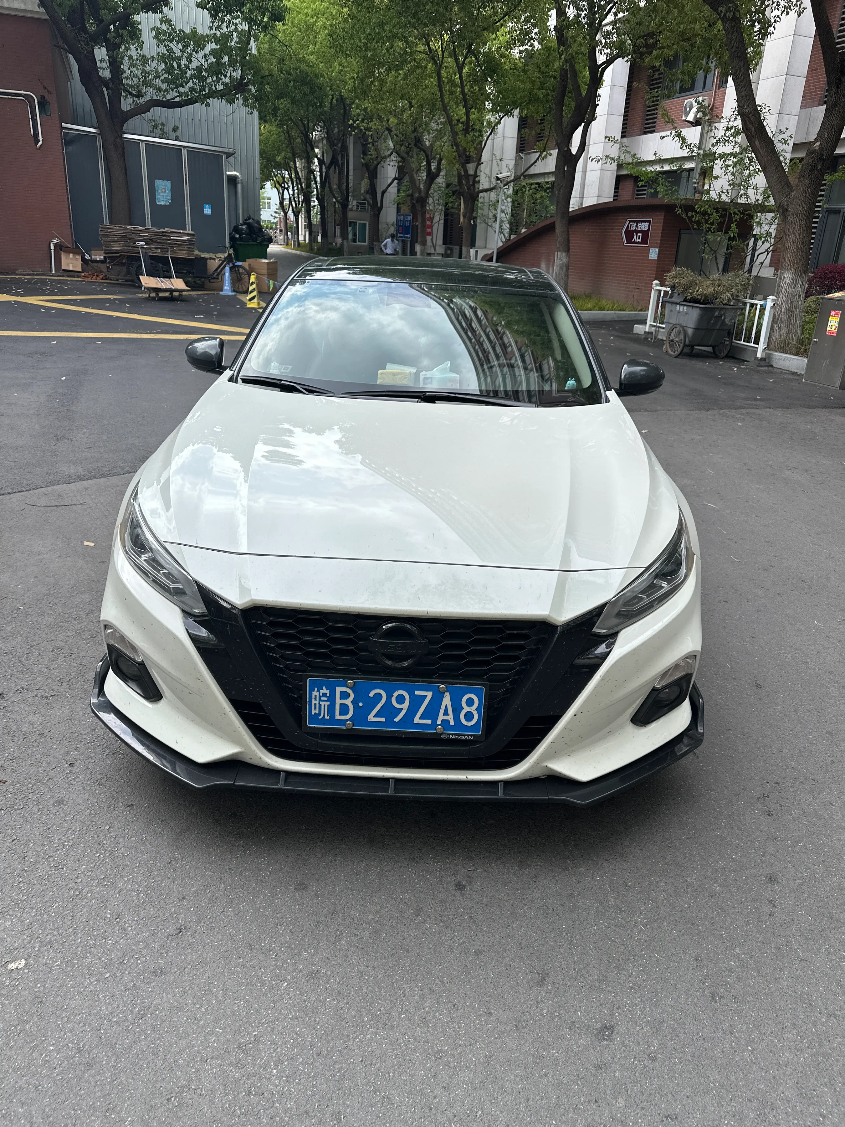 开天籁这么久，最大的感受就是它真的太适合家用了。不管是节日走亲访友、周末近郊散心，还是全家短途出游，这台车总能把家庭出行的琐碎难题全部化解。最满意的就是乘坐质感，天籁的大沙发真不是噱头。前后排支撑到位，柔软贴合身体，老人孩子长时间坐车也不会觉得累。整车静谧性做得很到位，高速行驶风噪胎噪控制得很好，车