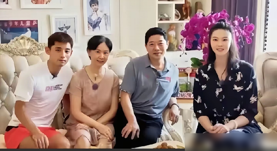 张继科家里来人了，惠若琪直接坐在了他爸妈中间。
前女排队长去了张家，张传铭亲自坐镇，就是那位把张继科从四岁开始练出来的乒乓球教练。照片里位置摆得很清楚，惠若琪坐在长辈身边，张继科站在后面，笑得挺收着。
这俩人的交情其实不短。当年一起上湖南台，惠若琪教他排球轮转，张继科听半天没整明白，视频到现在还