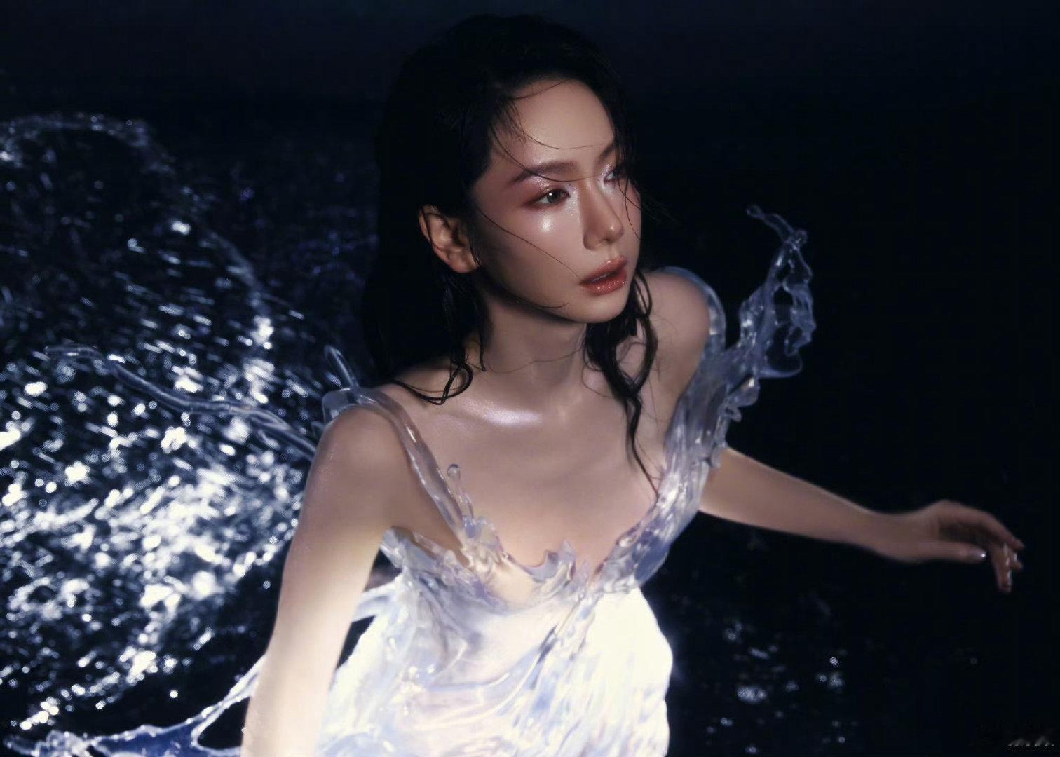#戚薇 3D打印水花裙#姐姐太美了，3D打印重工礼服，重达16公斤，流动水形态好特别，你觉得这套造型怎么样？ ​