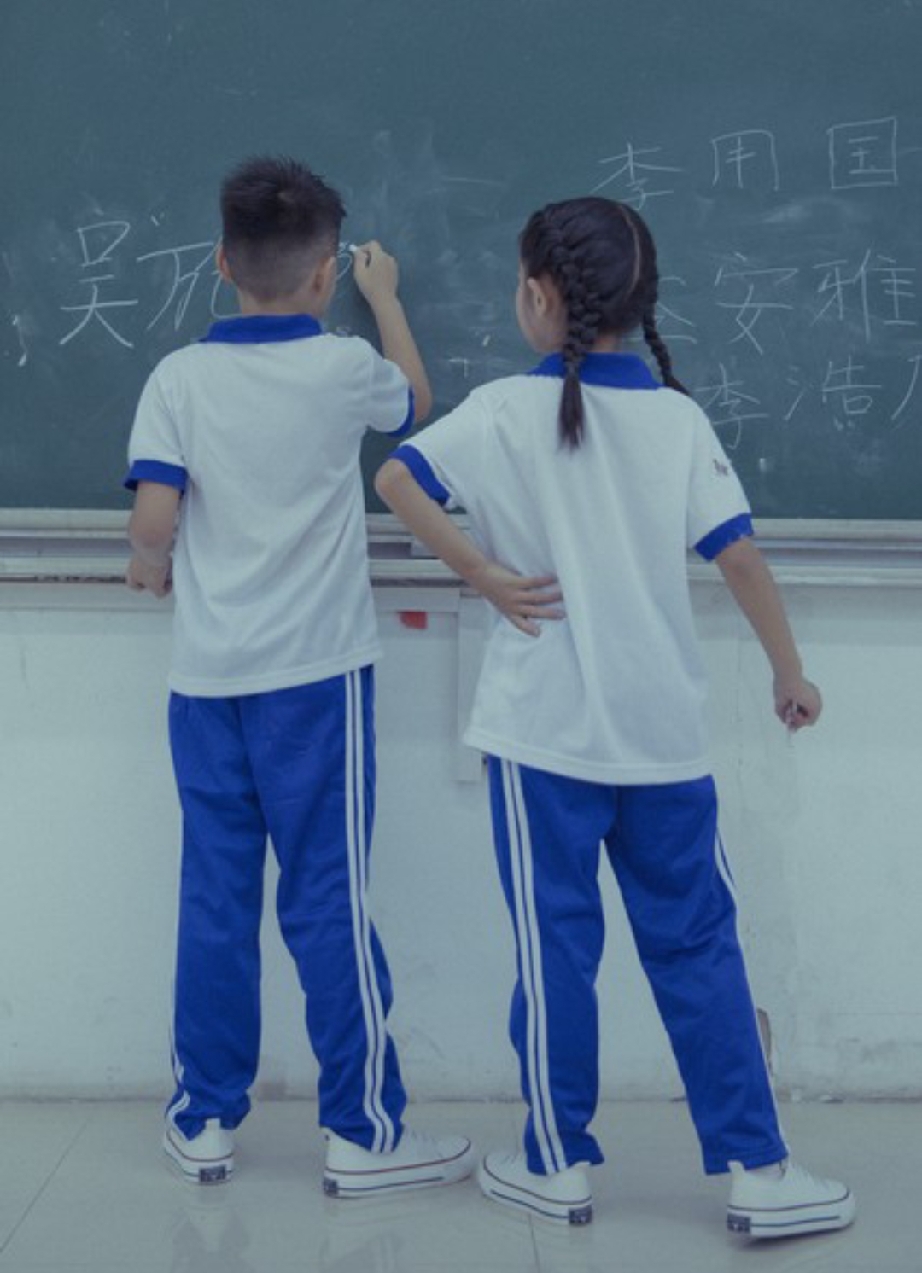 中小学校服不是强制买！教育部说的大实话，很多家长还不知道

孩子上学，校服是必须掏钱买的吗？不少家长一直都搞错了。
 
中小学一定要买校服吗？教育部回应，最近官方把校服采购的规矩讲得明明白白，很多家长看完才恍然大悟，原来并不是学校说要买就必须买 。
 
现实当中，不少学校一开学就征订校服，春夏秋