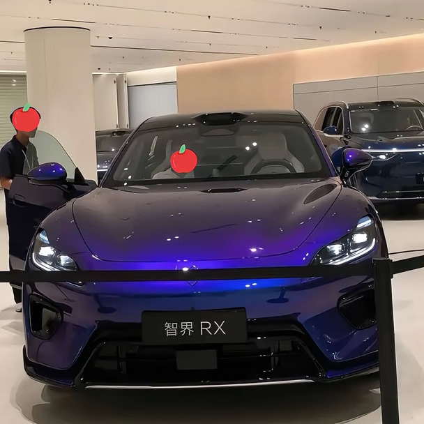 #智界RX   来到展厅静态体验智界 RX，车头造型简约大气，大灯造型精致。车轮饱满，侧面线条一气呵成。车内坐感舒适，内饰触感温润。坐在车里环顾四周，空间开阔安静，静下心感受，能体会这台车带来的舒适氛围。