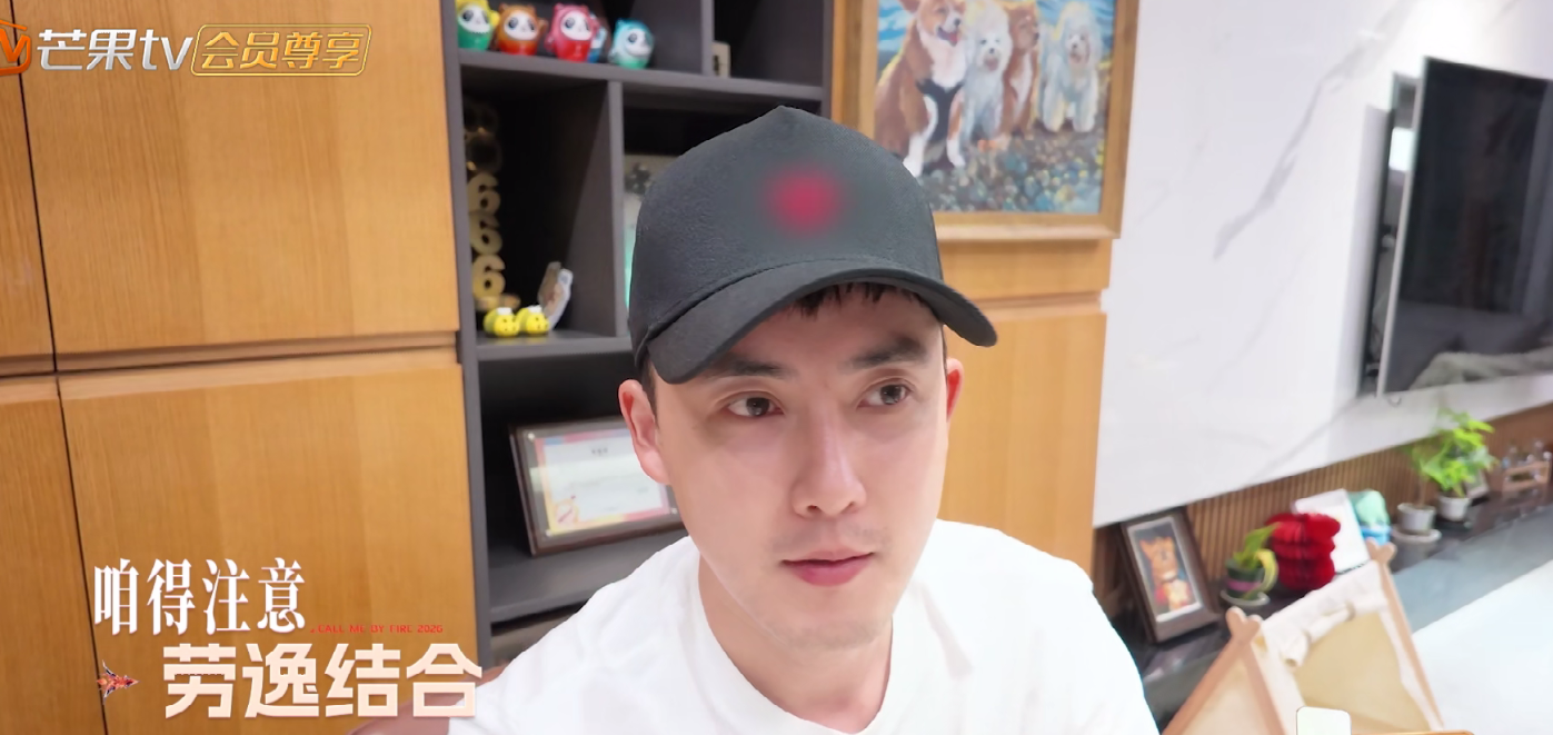 余文乐到李光洁 披哥家居照扯下最后遮羞布


这季披哥全无滤镜直播爆火，连嘉宾居家片段流出都格外真实，看完我只有三个实打实的感慨：
第一，别默认所有港台艺人都住上亿豪宅，香港寸土寸金，余文乐露的衣帽间角落风格朴素，本来就是本土常态，之前蔡少芬一家挤百平内的房子，没人规定艺人必须标配大别墅。
第二，别