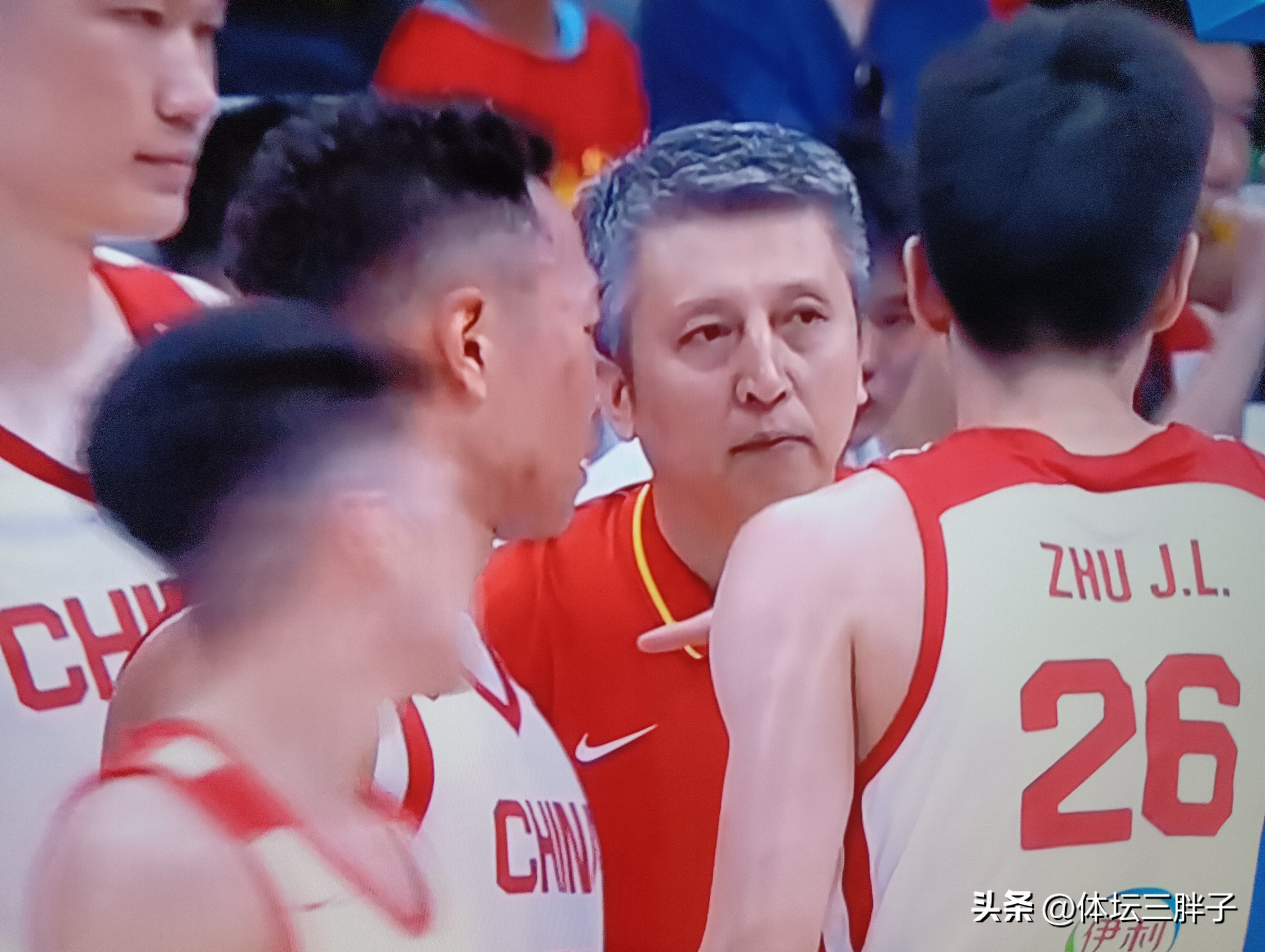 男篮热身赛连续在广东进行，郭士强为了照顾杜峰和广东球迷的面子，放弃高诗岩，急招了胡明轩。这是咱们典型的人情世故，郭导也不能完全脱俗，也可以理解。郭士强不傻，杜峰为啥请客？一个是自己的位置在杜峰之上，另一个就是为了嫡系来的。郭士强不傻，也清楚胡明轩现在的状态，让胡明轩暴露一下很差的状态，这样一箭双雕，